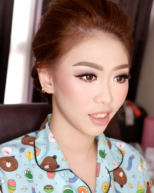 Makeup by @shelleymuc @shelleyssebastian
HairDo by @wendywidiarusso

#makeup #beauty #shelleymuc #surabaya #makeupartist #mua #shelleymakeupcreation #beforeafter #clozetteID #makeover #muasurabaya #muaindonesia #hairdo #soft #softmakeup #beautifulgirl #softsmokey #glammakeup #glamourmakeup #makeupartistsurabaya #surabayamakeupartist #correctivemakeup #monolid #monolidmakeup