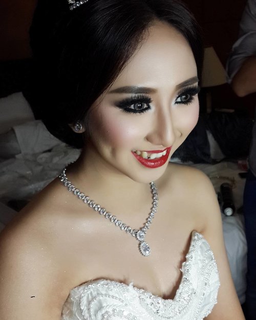 Glamour bride from Samarinda @veronikaacs 
Makeup by @shelleymuc 
HairDo by @rendynjoo 
Gown by @ovanputri 
#makeup #beauty #shelleymuc #surabaya #makeupartist #mua #shelleymakeupcreation #beforeafter #clozetteID #makeover #muasurabaya #muaindonesia #hairdo #wedding #weddingmakeup #bridal #bridalmakeup #bride #surabayawedding #glammakeup #glamourmakeup #makeupartistsurabaya #surabayamakeupartist #makeupsamarinda