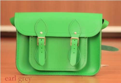 My latest weekend bag.
Cambridge Satchel Company 11 inch in classic green.
So cute IRL *love*