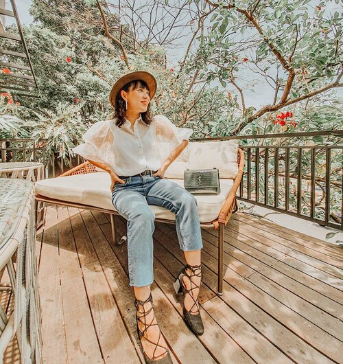 excited when Friday comes because it's Muaythai day yay!
Outfit head to toe @zara 
@ysl Sunset via @sirene.mimosa
Big thanks to @carolinmalie for this pretty shot 🥰
•
•
•
•
•
•
•
•
•
#clozetteid #ootdinspo #beautifulmatters #lookbookindonesia #theheartcaptured #thehappynow #wheretofindme #ファッション #스타일 #コーデ #littlestoriesofmylife #neutraltones #alliseeispretty #todaysgoodthing #slowandsimpledays #momentsofmine #neutrals #ofsimplethings#postitfortheaesthetics #myeverydaymagic #stylehunters #ootd