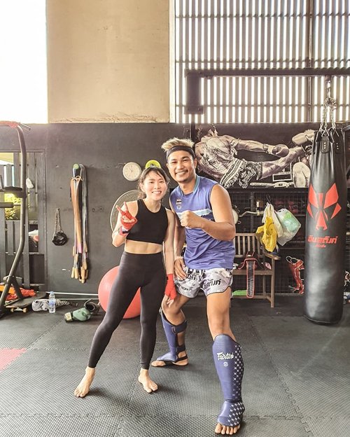 Bucket list checked! It's been a dream of mine to  learn authentic Muaythai in Thailand. Last Monday that dream came true, I got a chance to join private class on @elitefightclubbkk and trained by a local instructor, a super tall guy named Boy. I wished I had more time to learn & practice but it was fun nonetheless, I had a blast!•••••••••#clozetteid #girlswhofight #musclesandmascara  #fitnessmotivation #getfit #muaythaigirls #fitfam #instagood #dreambig #girlsgonesporty #fitfluential #muaythaigirls #muaythai #bbgmomsover30 #activeliving #fitmom #momlife #fitspiration #fitspo #fitmomsofig #momswholift #momswithmuscle #fitnessjourney #iworkout #idontsweatisparkle #gymbunny #muaythaiindonesia #girlswhokickass