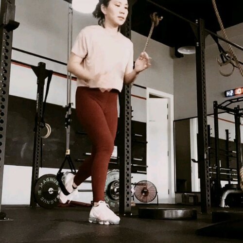 Jadi kenapa di masa pandemi ini aku memutuskan tetap olahraga di gym kesayangan? Pertimbangan aku ada 3;1. Gym - aku cari gym yang sirkulasi udara & cahaya nya bagus, dan kebetulan @vptgym menyediakan itu. Di VPT banyak jendela terbuka yang memungkinkan udara dan cahaya alami keluar masuk. Untuk kebersihan juga sangat terjaga; kru dan petugas kebersihan nya semua sigap, semua menggunakan masker dan selalu menjaga kebersihan lingkungan gym. Selain itu, member yang latihan pun juga di batasi per sesi nya, ngga pernah berkerumun banyak orang di satu waktu. Jadi dengan kedisiplinan  mereka, aku bisa latihan dengan nyaman dan aman di dalam gym. 2. Coach - punya Coach yang perhatian sama kerapian, kebersihan dan kesehatan juga salah satu yang bikin aku merasa aman untuk nge-gym di masa pandemi ini. Kebayang nggak kalau Coach nya reckless & masa bodoh sama kebersihan? Kita pasti jadi takut kan mau olahraga bareng?! So shout out to @edwinalexanderr_ for being a very responsible coach :D3. -and the most important one, DIRI SENDIRI. I try to be responsible dan disiplin sama diri sendiri dan orang lain. Tetap jaga jarak, pake masker, sediakan hand sanitizer, nggak pegang-pegang area wajah & leher dan jangan lupa lekas cuci tangan setelah selesai latihan. •Perlu dicatat that I'm not encouraging anybody to follow me ya. You do you, I'll do me. Semua pasti punya pertimbangan masing-masing so please hindari judgement 😚 Kebetulan aku orang nya perlu di pecut dan di motivasi, jadi makanya aku memilih latihan di gym dengan didampingi coach. Buat yang memutuskan di rumah aja, jangan kuatir karena sekarang banyakkkk sekali home exercise yang bisa di tengok di Youtube atau IG. Don't forget to stay active karena dengan olahraga imun badan kita pasti lebih baik•Sekian curcol saya netijen yang budiman, stay safe and stay healthy ya semuanya 🥰•••••••••#clozetteid #musclesandmascara  #fitnessmotivation #getfit #muaythaigirls #fitfam #girlsgonesporty #activeliving #fitmom #fitspiration #fitspo #fitnessjourney #iworkout #idontsweatisparkle #gymbunny #weightlossjourney #cancersurvivor #cancerjourney #bodypositivity