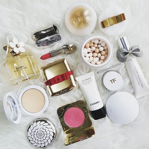 Still can't get over the Guerlain 2015 Holiday Collection, breathtakingly gorgeous.
❄
❄❄
❄❄❄
#clozetteid #clozette #fdbeauty 
#potd #pickoftheday #motd #makeupoftheday #fotd #faceoftheday #bestoftheday #makeup #makeupflatlay
#weheartit #thatsdarling #thatsdarlingmovement 
#beautyblogger #bbloggers #indonesianbeautyblogger #indobeautygram #guerlain @guerlain #achanelshot