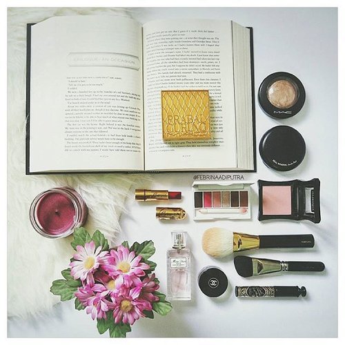 Trying hard to finish Life And Death by Stephenie Meyer. I had a high expectation of this book given this is a rewritten version of Twilight, but heck this is so boring every page made me sleepy. So disappointing and overpriced! 
#clozetteid #clozette #fdbeauty #makeup
#makeupoftheday #motd #potdindo 
#twilight #maccosmetics #illamasquaid @illamasquaid #hakuhodo #achanelshot
#thatsdarling #weheartit #booksofinstagram