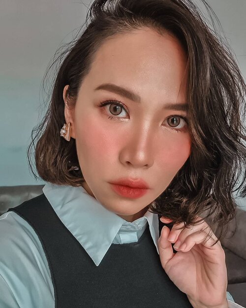 Been a while... Serving y'all a proper selfie because I 💕 my new hair
•
•
•
•
•
•
•
•
•
•
•
#clozetteid #beatthatface #indobeautygram #makeuplook #glowup #dailymakeup #instamakeup #wakeupandmakeup #beautybloggerindonesia #beautybloggers #ivgbeauty #makeuptalk #powerofmakeup #ビューティー #春メイク #화장품 #메이크업 #コスメ #メイク動画 #アイメイク #プチプラ #메이크업 #인스타뷰티 #makeuponfleek