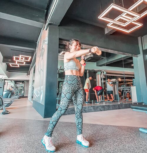 I workout because #cancersucks !Kata Ibu Manager @carolinmalie ga boleh pulang kalo belum bakar 1000kcal! Sungguh terlalu! 🤭#gymoutfit top @gymsharkwomen pants @lurvsportswear shuz @nikewomen @nike•••••••••#clozetteid #musclesandmascara  #fitnessmotivation #getfit #muaythaigirls #fitfam #girlsgonesporty #bbgmomsover30 #activeliving #fitmom #fitspiration #fitspo #fitnessjourney #iworkout #idontsweatisparkle #gymbunny #weightlossjourney #cancersurvivor #cancerjourney #bodypositivity #kankerpayudara #cancereducation