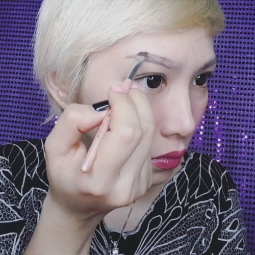 How I draw my eyebrow part. 1 using an eyebrow powder. I'm using @anastasiabeverlyhills Beauty Express For Brows And Eyes in Brunette. #poke @fonnykaylo 😆
•
•
•
•
•
•
•
#clozetteid #clozette #fdbeauty
#makeuptutorial #beautytips #makeuptips #eyebrowtutorial #tipsmakeup #eyebrows 
#beautyblogger #bbloggers #beautyvlogger #indonesianbeautyblogger #indobeautygram #makeupaddict #makeupjunkie #makeupmania #makeuplover #makeupmadness #makeupporn #beautytutorial #tutorialmakeup #anastasiabeverlyhills
