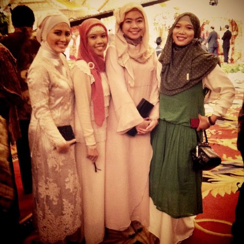 When hijabers went to wedding party, so this is one of our style :D