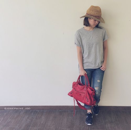 my go to casual look: plain t-shirt + ripped jeans + sneakers. 