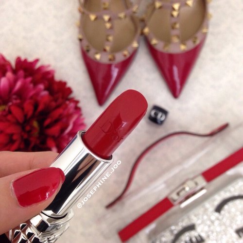 There's always a room for red lipstick. #dior #rouge999 