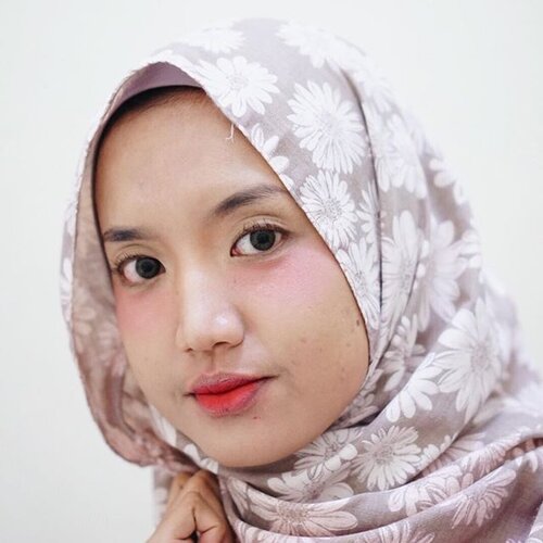 🌙Makeup of the night⭐️Lagi bikin tutorial hijab. Tebak dong makeupnya terinspirasi siapa. Hint: singer.product:freshlook green lenswardah bb creampoppy dharsono eyebrow penciltoo cool for school highlightersilkygirl blushthe balm bahama mamanyx doll eyes mascaramake over lip creamwet n wild megalast lipstick#clozetteid #beautiesquad #kbbvmember