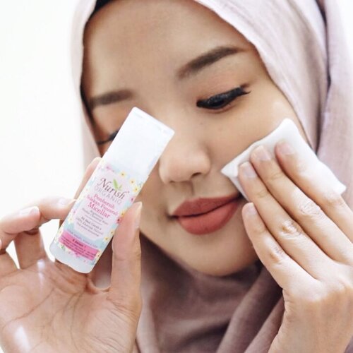 Kecil-kecil mantap nih Micellar Water @nurishorganiq_id Brightening Series. Btw untuk yang belum tau, Nurish Organiq ini brand halal asal Malaysia yang baru aja masuk ke Indonesia. Kandungannya natural dan organik dengan ekstrak bunga kamboja. Yang di slide kedua itu baru sebagian dari produk-produk Nurish Organiq, masih ada essence, eye cream dan lainnya. Tapi yang bikin penasaran banget si essence-nya karena salah satu produk favoritnya @dindahw juga (asli, si Dinda bagus banget kulitnya pas ketemu langsung)..#RadiateYourTrueNature #NurishOrganiqIDReview #ClozetteID