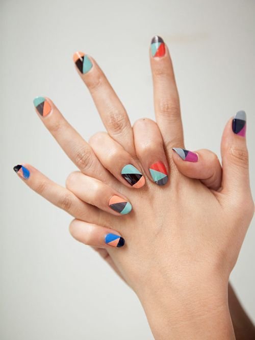 Geometric nail art sedang populer sekali belakangan ini. Pic source : pinterest.