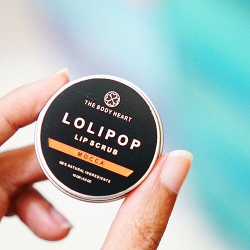 [Lanjutan Insta Story]Jadi, final thoughts aku tentang Lollipop Lip Scrub dari @thebodyheart ini:🐳 teksturnya kasar🐳 kalau dipakai kelamaan bisa bikin kebas bibir🐳 wanginya enak moka🐳 rasanya manis kayak gula pada umumnya🐳 kalau di aku nggak ada kulit mati yang keangkat gitu sih pas scrubbing, karena bibirku juga nggak dalam kondisi pecah-pecah🐳 habis dibilas, 5 menit kemudian bibir agak terasa kering, jdi menurutku ini enaknya dipake sebelum tidur jadi bisa langsung lapisin lip balmNah kalau ditanya penting apa enggak pakai lip scrub, menurutku lebih urgent pakai lip balm sih.. jdi lip scrub ini tambahan aja supaya proses regenerasi sel sel kulit mati di bibir lebih cepet.Yang belum liat try on atau demo bisa liat di highlight insta story yah.. (folder skincare review)#ClozetteID #Clozette #bsxtbh #beautiesquadreview