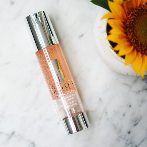 #superchargedhydration in a fun way. Jadi Clinique #moisturesurge hydrating supercharged concentrate ini teksturnya unik karena ada bulir-bulir vitamin c & e di dalam yang baru akan pecah ketika diaplikasikan ke kulit. Nah kalo penasaran berapa harganya dan hasilnya gimana di kulit aku setelah 3 mingguan pakai, cek review lengkapnya aja yuk di blog http://www.shopforcheapo.com/2017/12/clinique-moisture-surge-hydrating-supercharged-concentrate-review.html (link ada juga di bio)  #shopforcheapoblog #clinique #clozette #clozetteid #kbbvmember #fdbeauty #beautiesquad #ggrep