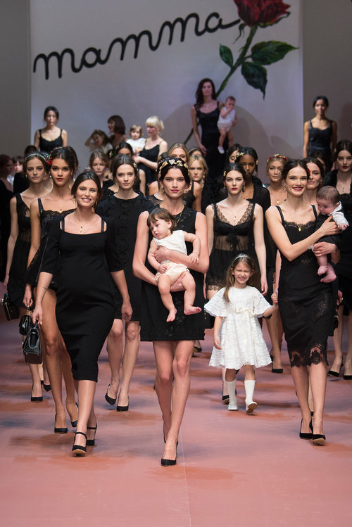 Style for chic Mamma. Dalam rangka memperingati hari wanita internasional, Dolce & Gabbana membuat fashion show bertemakan Mamma.