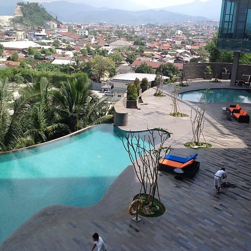 Novotel Lampung's infinity pool... Gosh i miss holidays.. #konaslampung #skii #clozettedaily