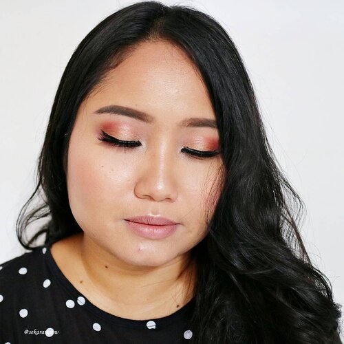 #MakeupLook ini sebenarnya dimaksudkan untuk video tutorial. Tapi hasil videonya kacau banget ternyata. Penuh ekspresi ndelongop, ngowoh, nyureng2, belum lagi banyak adegan yang malah sayanya nggak ada di layar kamera. Entah karena terlalu nunduk atau terlalu ngeblur atau terlalu nyamping.
.
Ternyata perjuangan saya masih panjang untuk bisa menerbitkan satu video tutorial simpel aja :(.
#racunwarnawarni #eotd #fotd #motd #makeup #makeupaddict #clozetteid