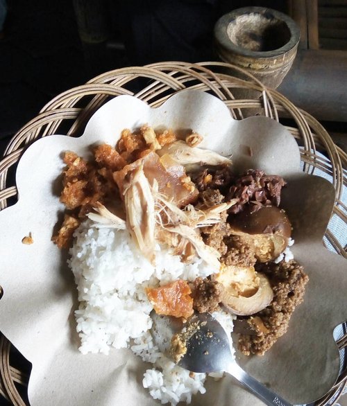 Makanan seenak ini cuma ada di #jogja.
.
#clozetteid #gudeg #gudegjogja #foodporn #instafood #foodie #kulinerjogja #indonesianfood