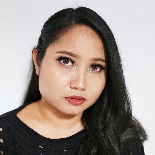 Nyobain LT Pro glitter eyeliner yg banyak dibilang bagus itu, di daerah dalam mata. Saya nggak terlalu suka sih. Glitternya kurang pekat dan nggak bisa rata gitu. Tapi mungkin kalau dipakai dengan cara lain bisa bagus yak. Ada yg permah coba?
.
#FOTD #EOTD #motd #racunwarnawarni #clozetteid #makeup #makeuplook #makeupaddict
