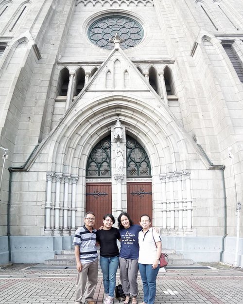 Katedral dulu deh foto2 😄
.
#clozetteid #ootd #cathedral #family #familyfun