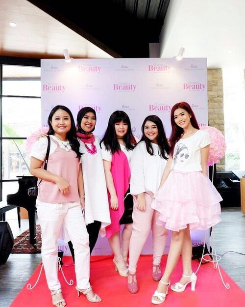 Foto-foto bareng setelah nyobain #FanboPreciousWhite #FanboCosmetics
.
#effortlessbeauty #clozetteid #beautytalk #beautyevent #beautyblogger