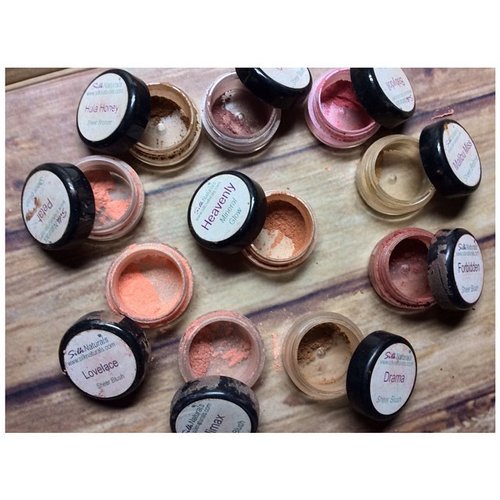 I have this blushes from @silknaturals ages ago, and just now i started to play with it again and oh ny God the colour are amazing! Sadly it comes in loose powder format, which i don't like because it was hard for me to get the right amount of product!! #silknaturals #makeup #blush #loosepowderblush #mineralmakeup #fdbeauty #blushes #dupes #clozetteid #bblogger #beautyblogger #girls #makeupcollection