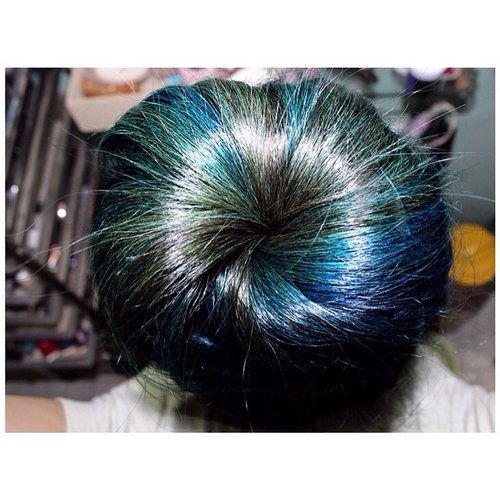 Big Blue - Green Bun :D 
#hotd #hairoftheday #bunhead #greenhairdontcare #greenhair #lariche #larichedirections #ombree #bigbun #THAReview #fdbeauty #clozetteid