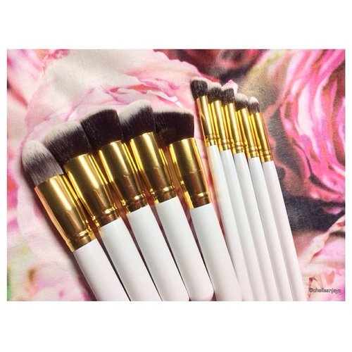 Thank you @ava_shop for this fluffy 10 set brush! Review will be up soon on my blog :). #brush #kabukibrush #endorse #sponsored #bblogger #beautyblogger #beushaddict #fdbeauty #clozetteID
