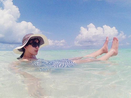 Buat aku kalau di pantai lebih enak buat berjemur sambil mainan air. 
Makanya lebih suka berjemur di pinggir pantai yg masih kena air gitu.
Eh kuis #EnjoytheSun sebentar lagi ditutup lho. (Tinggal tiga hari lagi!)
.
Cek @enjoythesunkelly dan @enjoythesunramon dan selesaikan tantangan yg diberikan. 
#enjoythesunkelly #Lingtrip #ootd #clozetteID #maldives #summer #beach #maldivesislands #maldivesresorts