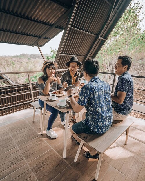 Pagi ini, tujuh hari yang laluSarapan harus naik tangga duluMenertawakan piring siapa yang paling penuhSarapan kenyang di @radika_paradise kala ituh..Suka banget sama konsep restonya yang open kayak giniCuma kalau nanti hujan gimana ya? 🤔...#KAFEBCA #KafeBCAGoesToYogyakarta #breakfast #ExploreGunungKidul #RadikaParadise #morningroutine #ExploreYogyakarta #ExploreIndonesia#Lingtrip #ootd #clozetteID