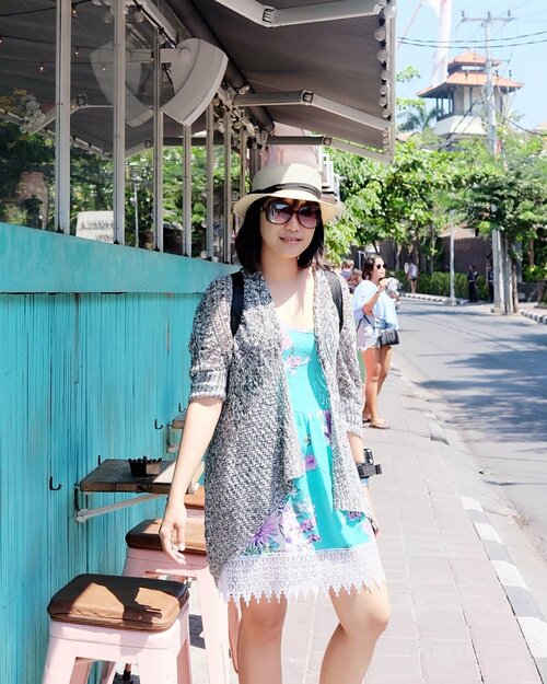 Another pose aneh gara-gara rebutan background cantik..
Dari sekian take cuma ini yg mendingan, Bali lagi terik banget hari itu. (YAIYALAH JAM 12 SIANG TENG)
.
Pas mau masuk cafe ternyata penuh, langsung mencari cafe terdekat lainnya dan berharap di sana dapat kursi. 😂😂😂
.
#cafehopping #Bali #ootd #clozetteID #Summer #benerankepanasan