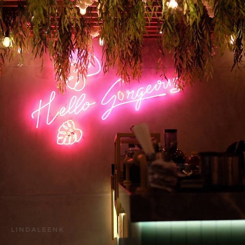 Setelah tren lampu tumblr lalu tren lampu ala cafe mexico (padahal ya belum pernah kesana).
Sudah ada beberapa cafe hits Jakarta yang pakai hiasan lampu neon gini, kamu udh pernah liat belum?
.
.
#clozetteID #Fujigenic