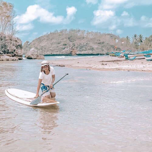 Permisi, mau numpang parkirin #padling board saya harus rata kiri apa kanan ya?

Bolak-balik berenang di laut, tapi adrenalin bermain papan ini ga kalah bikin paniknya.

Sebagai yang pernah trauma tenggelam sampai merasa "pasrah" sampai akhirnya selamat, berenang itu jadi aktivitas yg kadang bikin happy serta stress kalau memory buruknya muncul. 😣

Anyway berlatih padling buat saya cukup memacu adrenalin. Apalagi ketika sudah terbawa arus ke tengah danau/laut. 

Kebayang kan air di bawah paddlingmu gelap karena terlalu dalam hingga tidak bisa melihat apa yang akan menyerang dari bawah?

Eh ga usah dibayangin,nanti aku ceritain aja versi lengkapnya di blog (dan semoga) youtube nya weekend ini.

#enjoythesun
#ExplorePacitan
#clozetteid 
#LingTrip
#TravelBlogger
#mainkesini
#pacitanhits