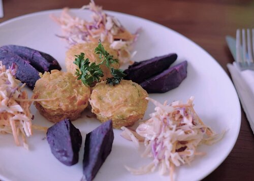 Waktu dikasih pilihan menu makan siang di @medifit.id saya sih cuma pilih yang kalorinya paling sedikit.
Tapi ga taunya menu yang sepertinya ga penuh di piring ini cukup mengenyangkan lho. 😂
Crutless Carrot Quiche-nya padat, agak kurang asin tapi cukup enak sih buat lidah saya. .
Menu lain dari #MedifitKitchen enak sih, buktinya hari itu ada yg sampai makan dua porsi 😂
#GetFit #GetHealthy #Foodie #LiveHealthy #healthyfood #ClozetteID