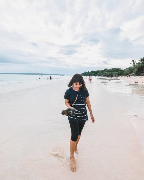 Recharged..Too much happiness from those vitamin sea ~.Pantai Nirwana adalah salah satu pantai umum yg dikelola oleh warga setempat, pantainya panjang dan bersih.. Suka banget maij air di sini. .Oh happy girl 🎤🎶....From my favorite lense di kameranya abang @wiranurmansyah ..#Fujigenic #fujifilm_id #ClozetteID #ootd #lindaleenk #Lingtrip #explorebuton #explorebaubau #agirlwhotravels