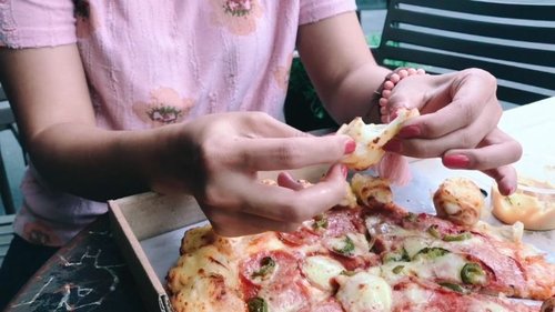 Menemukan footage jaman nyobain #Doublecheesybites pizzanya @phd_id bareng @umenumen 
Trus jadi inget dah lama ya kita ga bikin video ala-ala bahas makanan gini 🤣 kangen juga makan sambil bikin konten kayak gini 😝
.
.
#HappyTummy #pizza #foodstagram #foodgasm #clozetteID #VlogLinda