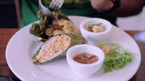 Nasi merah bakar organik ayam rica-rica dengan acar dan sambal ini merupakan salah satu menu favorite terbaique nya dari #Medikitchen @medifit.id .
Pertama kalinya saya makan nasi bakar tapi dari nasi merah, dan rasanya enak!
Penasaran sih, nasi merah kan biasanya kering ya. Ini dibuat nasi bakar dan bisa pulen lhoh. Trus ayam rica-ricanya juga lembut, dicocol sambel bikin rasanya makin lengkap.
Level pedas si sambal buat saya yg doyan pedes ini sih agak kurang ya, tinggal dibarengin makan cabe dari si acar biar nampol ke lidah. 😂😂🍽
.
Untuk pilihan makanan lainnya beserta harga bisa langsung swipe foto yak.
Trus yang ketinggalan cerita tentang si @medifit.id juga bisa klik highlight di atas 👆
.
.
#GetFit #LiveHealthy #Foodie #Lifestyleblogger #clozetteid