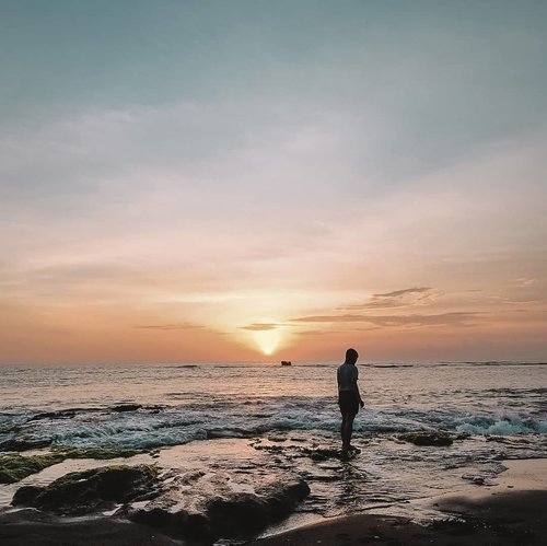 Bertemu pantai buatku seperti pulang, rasanya tenang banget.⁣Memasukkan kaki ke pasir yang lembut, melihat manusia-manusia yang sibuk menikmati pantai.⁣⁣Aku bisa duduk berlama-lama memperhatikan hiruk pikuk disekitar, tanpa harus berpikir ini itu.⁣⁣⁣Kalau kamu? Tempat apa yang bisa kamu anggap sebagai "pulang"?⁣⁣⁣⁣#LindaleenkOOTD⁣#Agirlwhotravel⁣#Travelgram⁣#Bali⁣#ClozetteID#Sunset#Canggu