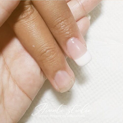 Ga cuma bulumata yang bisa diextension, seru juga bikin kuku jadi lebih panjang. Apalagi kalau difrench manicure style gini. Langsung keliatan rapi... ini aku bikin pakai half nail tip terus dicover gel builder biar rapi.
Dulu kecil suka mainin kuku mama.. sekarang udah gede mainin kuku orang...dulu kecil makeupin mama, sekarang makeupin orang. Dulu suka pura2 nyanggulin or ngepangin rambut mama, sekarang nyanggulin orang...
Hobi yang jadi kerjaan itu emang seru... .

@avantestudio
.
.
.
.
#nail #nailextension #nailjunkie #nailjunkies #nailsofinstagram  #nailsonfleek #nailgel #nailgelextension #nailist #nailart #nails #frenchmanicure #beauty #beautyblog #beautyblogger #beautybloggerindonesia #indonesiabeautyblogger
#fdbeauty #clozette #clozetter #clozetteid #like #like4like #likeforlike