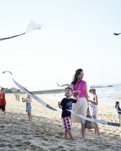 Kids activity at @westinbali Serunya membuat layang2 dan ikutan kite flying di pantai... My son enjoyed it so much .......#ootd #summer #summerholiday #fashion #fashiondiaries #fashionblog #outlookoftheday #outlook #fashionoftheday #muktilimtravelling #jalanjalan #travelling #travelblog #travelblogger #bloggerperempuan #beautyblogger #clozetteid #clozetter #clozette  #femaledaily #outfitoftheday  #like #likeforlike #like4like #potd #instadaily  #vacation #holiday #bali #beach