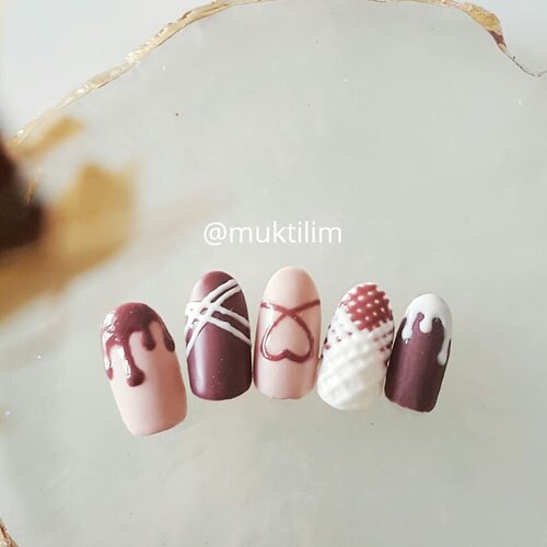 Something sweet everyone? Chocolate?? .
.

#nailbymuktilim
.
.
#nail #nailart #potd #picoftheday #instanails #beautyblogger #nailartindo #beautybloggerindonesia #indonesiabeautyblogger #bloggerperempuan #clozetteid #clozette #clozetter #fdbeauty #femaledaily #bloggerindo #naildesign #beautyvlogger #beautyjunkie #nailporn #notd #like #like4like #likeforlike #nailjunkie #nailartjakarta #nailartisindonesia #nailartist #nailswag