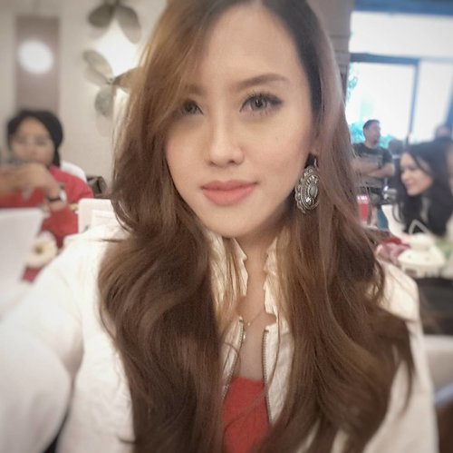 Selfie selfie selfiiie 😂😂😂😂 .
.
.
.
.
.
.
.

#fotd #makeup #potd #eotd #wakeupandmakeup #selfie #beautyblogger #beautybloggerindonesia #igbeauty #beautyvlogger #indonesiabeautyvlogger #indobeautygram #motd #motdindo #clozetter #beautygram #makeupgeek #clozette #makeupjunkie #makeuplover #beautyjunkie #maryammaquillage #clozetteid #vegas_nay #shoutoutmakeupbeauty #instadaily #beautybloggerid #dressyourface #like #like4like