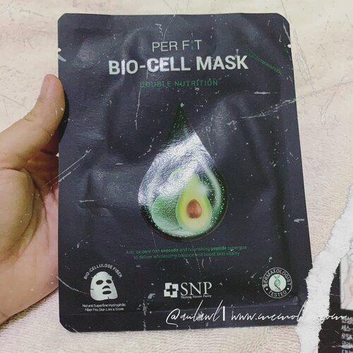 𝗣𝗲𝗿 𝗙𝗶𝘁 𝗕𝗶𝗼 𝗖𝗲𝗹𝗹 𝗠𝗮𝘀𝗸 𝗗𝗼𝘂𝗯𝗹𝗲 𝗡𝘂𝘁𝗿𝗶𝘁𝗶𝗼𝗻

What can I say about this mask? Powerhouse when your skin need some boost!

Tadinya aku ga kepengen review , pengen santai2 aja menikmati maskeran sambil leyeh2.. Tapi ga bisa 😭. Masker ini terlalu enak untuk ga diceritain.

Kalau dilihat dari bahan unggulannya, masker ini memberi combo Alpukat + Peptide untuk stok antioksidan dan kelembaban di kulit wajah. Bahan lain yang membuatku jatuh hati, kandungan madecassoside nya walaupun ada di akhir daftar bahan 🤪. Sesuatu yang pasti bikin aku ketagihan pasti karena bahan kertasnya yang seperti agar-agar, ketika menyentuh kulit, dipadukan dengan essence yang berlimpah dan gampang sekali menyerap ke kulit..
Cakep sis.. cakep!

Jadi kalau kamu lagi patah hati, lagi bete, kudu ngulang skripsi.. break dulu deh. Cari sheetmask ini, abisin kesel kamu karna kalau kamu ga beruntung dapetin yang jual di shopee, kamu harus beli dari korea yang berarti butuh waktu lebih lama untuk nyoba 🤣
Tapi percaya deh, kalau kamu pecinta masker seperti aku dan suka dimanjain, masker ini serius cocok bgt buat manjain kamu!
.
.
*Disclaimer* : This review based on my honest personal thought. Please do know your skin well before trying any skincare products.
.
#awlsheetmaskreview #sheetmasks #snpmask #discoverunder2k 
#awlminireview #skincareproducts #skincarecommunity #skincarejunkie #skincareregime #skincareritual #cleanbeauty #instaskincare #beautylover #beautyjunkie #veganbeauty #shotiniphone #intothegloss #iloveskincare #beautybloggerindonesia #beautybloggerpku #pkubeautyblogger #beautyblogger #kbeauty #skincarereview #clozetteid