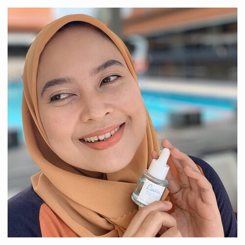 Nyobain serum buatan lokal yang super cute, Glow Activation Booster Serum dari @lovilabeauty .Serum super ini kaya dengan kandungan Niacinamide nya. Awalnya aku agak khawatir dia bikin kulitku yg sensitif ini rewel karena menggunakan pewangi untuk menetralkan wangi bahan alami yang digunakan pada serum ini. Wangi nya sendiri enak dan menenangkan kok. Aku suka!Balik lagi, ternyata kulitku bisa get along dgn serum ini. Walaupun saat pertama kali dicoba rasanya cukup lengket, tetapi karena serum ini water based, jadi kalau aku pakai toner cair sebelumnya, serum ini bisa cepat diserap kulit.Tetapi kalau aku pakai skincare yang teksturnya sudah lumayan kental sebelumnya, perlu waktu agak lama bagi serum ini untuk menyerap ke kulit.Serum ini selain dipakai sebagai skincare pagi dan malam, juga bisa dipakai sebagai primer makeup.Selain Niacinamide , bahan lain yang juga powerful dalam serum ini adalah Centella Asiatica yang kaya antioksidan. Menjadikan serum ini selain sebagai glowing booster juga menjadi vitamin booster untuk kulit. Exactly what your skin need! Serum ini juga no alcohol, no paraben , no silicone, no mineral oil, dan sudah ber BPOM.Tau ga apalagi yang bikin aku suka sama serum ini? Kemasan dan warnanya cute bgt!@beautyhousesquad#lovila #glowisourgoal #sekaliolesglowing #bhsxlovilabeauty #lovilabeauty #awlserumrev #awlminireview #skincare #serum #clozetteid #pkubeautyblogger #beautybloggerindonesia #skincarelokal #skincarelokalbpom #intothegloss #skincareroutine