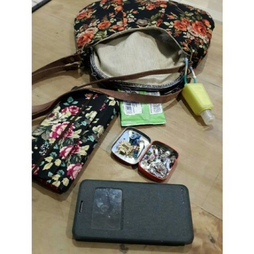 What inside my handmade bag?
- milkcarton handmade wallet
- wet tissue
- small tin to bring my brooch
- smartphone

how's yours? 
#whatinsidemybag #insidemybag #bag #handmadebag #handmadewallet #ClozetteID #AcerLiquidJade #fabricbag