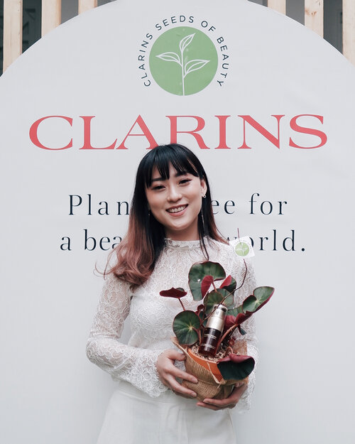 Yup this is my happy face saat datang ke acara Clarins yg bertema Seeds of Beauty, gak nyangka banget kalo aku akan se-SUKA dan se- COCOK itu sama produknya @clarinsclub.id .. Seneng banget bisa ikutan partisipasi menanam sebuah pohon dari pembelian 1 Clarins Double Serum di aceh.. Serum nya bisa bikin wajah cantik, sekaligus bikin dunia makin hijau .. Lets giving back to the Nature.. .
.
.
.
.
.
.
.
.
.
#treeforindonesia #clarinsid #clarinsindonesia #clarinsdoubleserum #skincare #beauty #healthyskin #clozetteid #seedsofbeauty