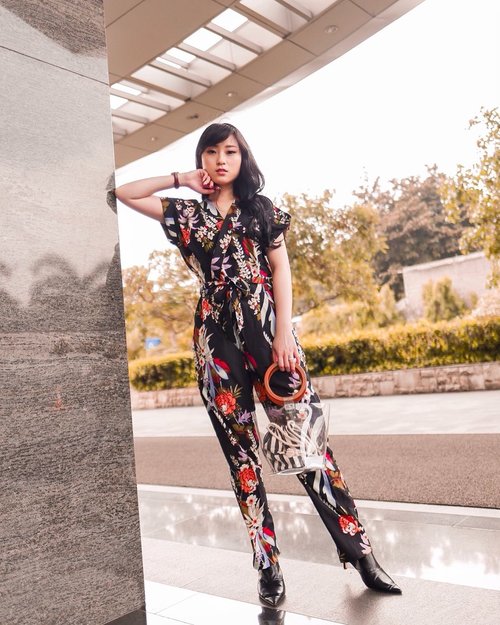 Jumpsuit can be playful and chic like this high quality floral wrap jumpsuit from @pallencia.id .. .
.
.
.
.
.
#clozetteid #streetstyle #style #ootd #indofashionpeople #partnershipwithhisafu #hisafudressup #ilovemybody #스트릿패션 #스트릿스타일 #스타일 #lookbookindo