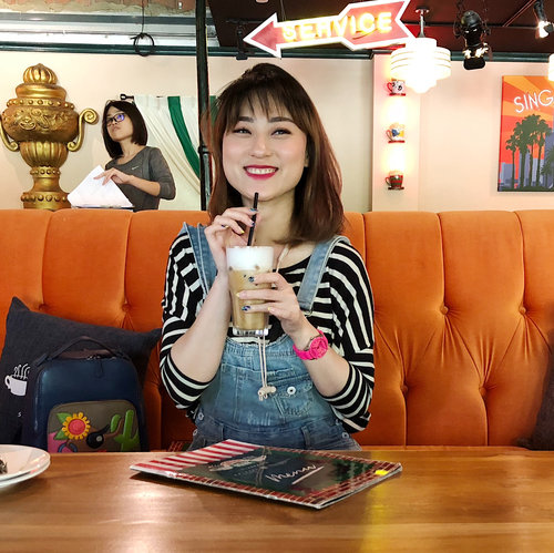Look at my happy face when entering Central Perk Friends Cafe in Singapore.. Been wanting to go here since i just start watching their sitcom.. .
.
Super seru karena banyak replika dari ruangan sampe perabotan yg dipakai di film.. Dan ga nyangka juga kalau ternyata makanan dan minumannya enak2 bangettt... pricey but soo good.. you should try this cafe when you go to Singapore.. Its worth the hype.. slide for more
.
.
See my full trip in singapore in my youtube channel https://youtube.com/c/hisafu .. Give it a like or comment of you enjoyed.. See ya.. .
.
.
.
.
.
.
.
.
#holiday #vlog #hisainspore #vlogger #IndoBeautyGram #Clozetteid #IndoBeautyVlogger #youtube @visit_singapore @friends @centralperksg #trip #funtrip #centralperk #cafe #singapore