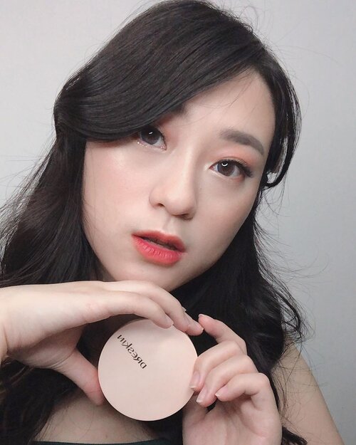 Nyobain cushion multifunction from @dreskin_id karna didalemnya gak cuma ada cushion doang tapi juga ada balm (as primer) and concealer.. selain itu produk lainnya jg unik2.. .
.
Will review all the dreskin product di youtube aku soon .. hopefully bisa naik asap yaa.. .
.
.
.
.
.
.
.
.
.
#cushionfoundation #dreskin #selfie #셀피 #셀카그램 #뷰티그램 #beauty #makeup #trysomethingnew #partnershipwithhisafu #clozetteid #morningpost #koreanmakeup #아이섀도우 #koreancushion